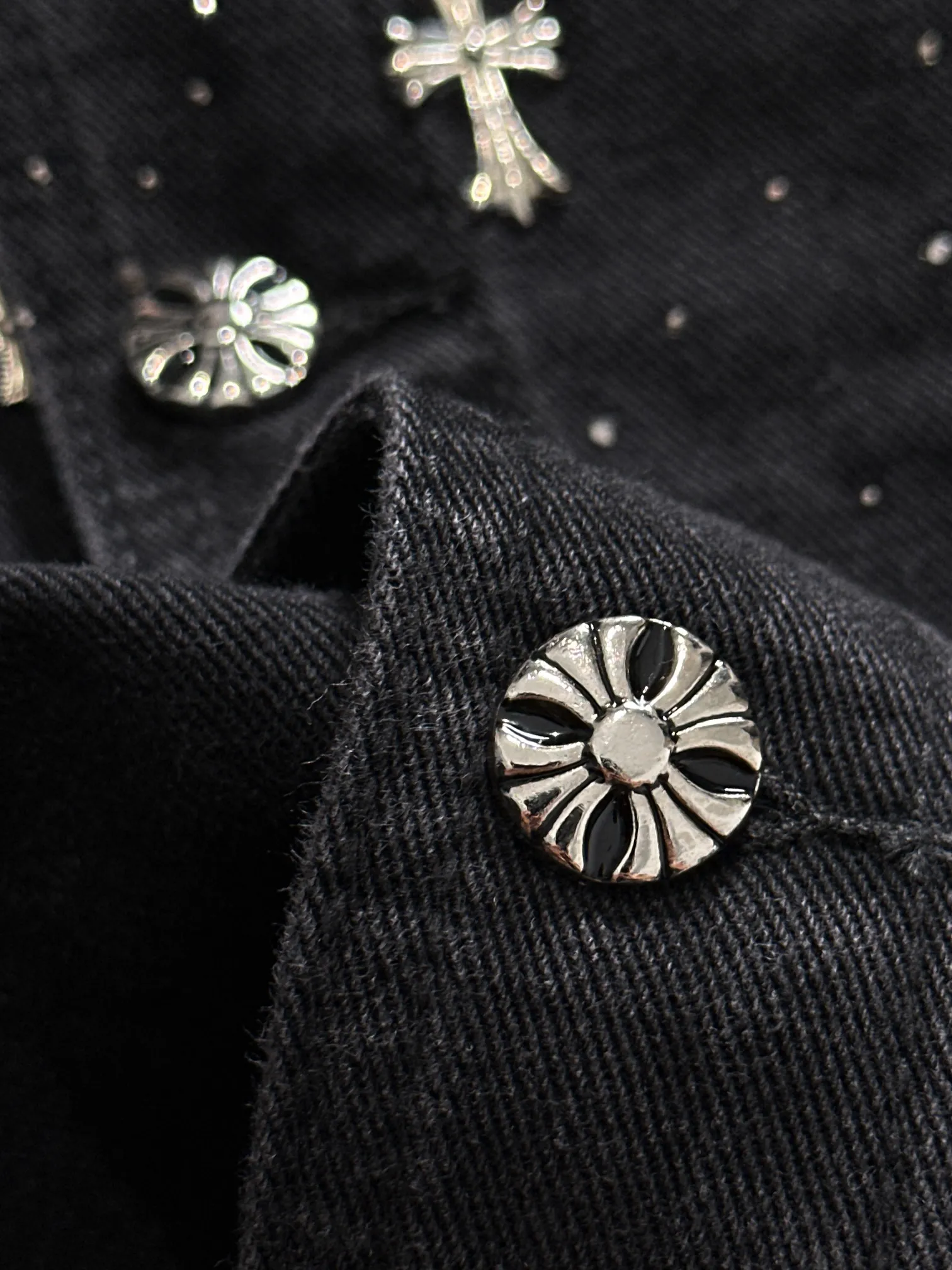 🅿️380 Kroxin 2025 catwalk style high-end customized jacquard denim jacket, the texture is first-class, the fabric is made of original jacquard material, brand LOGO engraved, the classic lapel denim jacket is simple and fashionable, low-key luxury, deeply sought after by big stars and Internet celebrities, one of the must-have items for fashionistas! Size: M-3XL